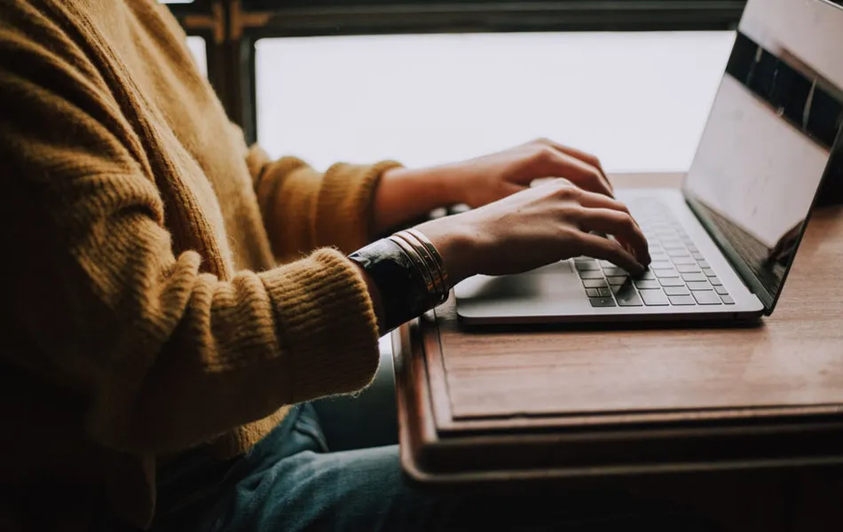Digitalisierung und effektiv arbeiten Digitalisierung - Person am Schreibtisch