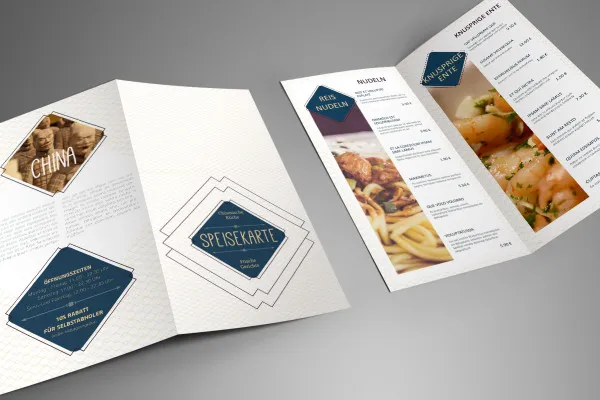 Photoshop-Mockup-Vorlage für einen 4-seitigen DIN-lang-Flyer im Hochformat - Variante 2
