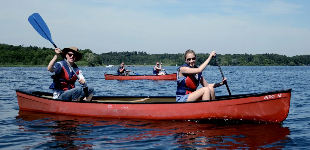 Auf hoher See und mit etwas Kraft geht es gemeinsam voran