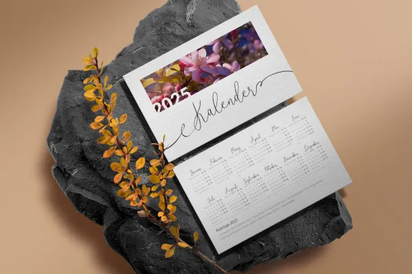 Wirf einen Blick auf das Jahr 2025 – jederzeit, egal wo du bist – mit diesem Taschenkalender.